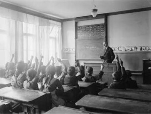 Schulklasse des Fotografen Kurt Heine : Commerau bei Königswartha. Schulklasse des Fotografen Kurt Heine beim Mathematikunterricht