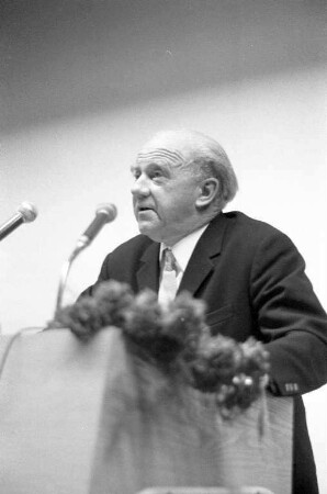Vortrag des Physikers und Nobelpreisträgers Prof. Werner Heisenberg im Physik-Hörsaal der TH Karlsruhe auf Einladung der Goethe-Gesellschaft Karlsruhe.