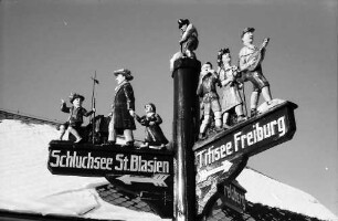 Altglashütten: Geschnitzter Wegweiser im Ort