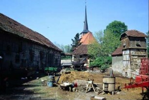 Blick durch den Hof des Ritterguts zum Tor