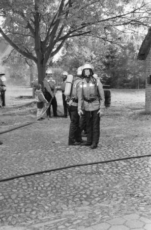 Feuerwehr: Feuerwehrleute üben einen Rettungseinsatz