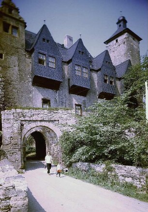 Burg Ranis. Eingangsseite mit Torüberbauung und Hungerturm, von Osten