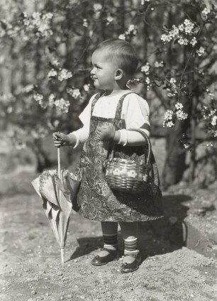 Sonnie Hanisch, Tochter des Fotografen, mit Sonnenschirm und Körbchen