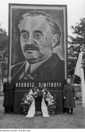 Ehrenwache und Ehrenkranz der Vereinigung der Verfolgten des Naziregimes vor Dimitroff-Bildnis