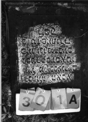 Grabstein 301 (Index: 100095713) Maße HxBxT: 140x43x12 cm Symbolik: Trauerkranz: Grabstein 301A (Nachholaufnahme)