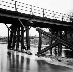 Trave: Holzbrücke in baufälligem Zustand: Winter