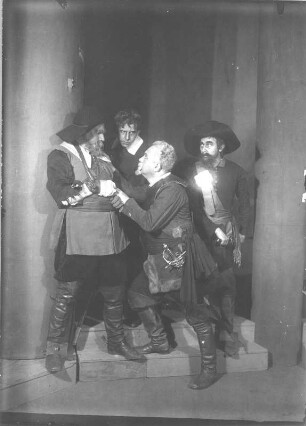 Wallensteins Tod. Dramen-Trilogie von Friedrich Schiller. Staatsschauspiel Dresden, Neueinstudierung 28.04.1927 : Szene mit Walther Kottenkamp als Buttler, Walter Liedtke als Deveroux, Siegfried Lewinsky als Gordon und Wilhelm Malten als Macdonald