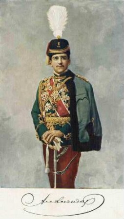 Kronprinz Alexander von Serbien, Alexander Karadjordjevic, in Galauniform, Schärpe, Mütze mit Orden, Säbel und Handschuhen, stehend in Halbprofil