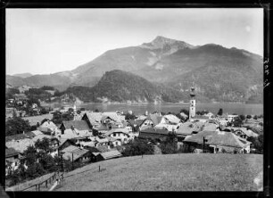 Österreich, Sankt Gilgen. Ortsansicht mit Wolfgangsee gegen Schafberg