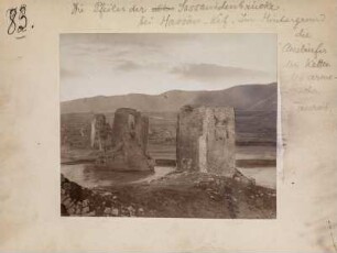 Brückenpfeiler : Pfeiler der Brückenruine von Hasankeyf aus dem 12. Jahrhundert. Im Hintergrund Ausläufer des armenischen Taurus.
