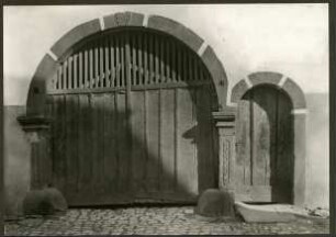 Bei Bergzabern, Haus Nr. 26. Tor 1736 u. Tür 1775