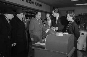 Messebesucher im Ausstellungspavillon der Niederlande