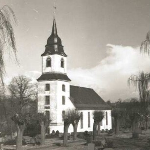 Wilsdruff-Herzogswalde. Evangelische Pfarrkirche (1596, Umbau und Erweiterung 1752/1763). Blick von Südwesten über den Kirchhof