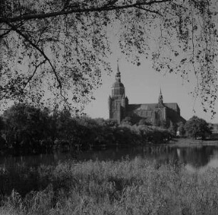 Stralsund. Blick über den Frankenteich zur Marienkirche