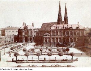 Dresdner Zwinger : Dresden-Altstadt, Zwinger. Blick vom Mathematisch-Physikalischen Salon über Zwingerhof nach Südosten gegen Taschenbergpalais und Sophienkirche