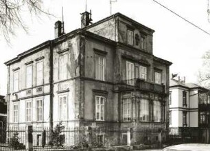 Dresden-Neustadt, Louis-Braille-Straße 1. Wohnhaus (1873). Straßenansicht mit Einfriedung