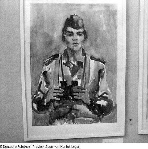 Militärs bei Kunstausstellung