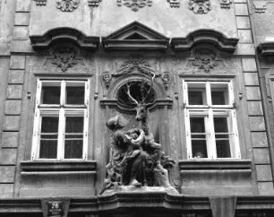 Haus Zum Goldenen Hirschen & Haus Nr. 26 — Hauszeichen