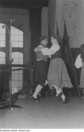 Auftritt einer am Bezirksausscheid der Volkskunstgruppen 1954 teilnehmenden Tanzgruppe