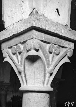 Kapitell mit pflanzlichen Ornamenten