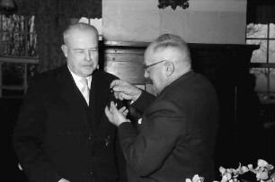 Freiburg: Jägerhäusle; Minister Leibfried überreicht das Bundesverdienstkreuz I. Klasse; steckt es an