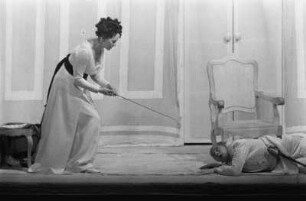 Szenenbilder aus "Die Räuber", Drama von Friedrich Schiller mit Musik von Tilo Müller-Medek (R: Manfred Karge und Matthias Langhoff; Dekor: Pieter Hein). Volksbühne Berlin, Premiere 10.02.1971 (legendäre DDR-Inszenierung) : Mit Hans Teuscher, Arno Wyzniewski, Günther Junghans, Heide Kipp, Gabriele Gysi, Klaus Mertens, Werner Tietze, Bodo Krämer, Dieter Montag, Carl-Hermann Risse, Michael Narloch, Berko Acker, Helmut Straßburger