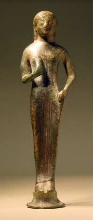 Archaische Statuette eines stehenden Mädchens, ursprünglich die Stützfigur eines archaischen Standspiegels