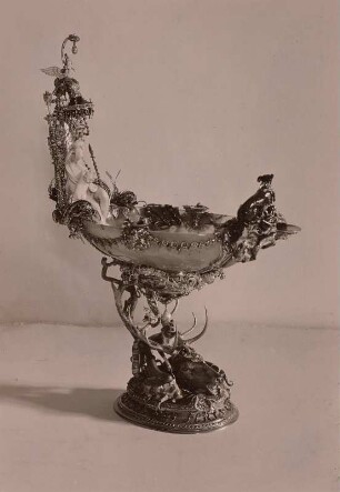 Schale mit dem Bad der Diana, Grünes Gewölbe : Das Bad der Diana. Dianaschale. Dresden, 1704 (Melchior Dinglinger, Figuren von Balthasar Permosers). Chalzedon, Gold, Silber, Elfenbein, gebläutes Eisen, Glas, Email, Diamanten, Perlen; H 38 cm. Dresden: Grünes Gewölbe VIII 305