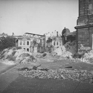 Dresden nach der Bombardierung vom 13./14. Februar 1945. Ruine des Coselpalais