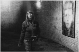 Die Fotografin Gundula Schulze Eldowy mit einem ihrer Werke in einer Ausstellung