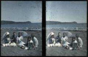 Familie am Strand der chilenischen Küstenstadt Niebla