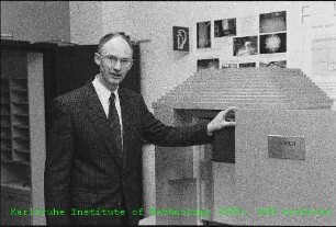 Prof. Johannes Blümer (Leiter des Instituts für Kernphysik (IK)) vor einem Modell des Karlsruher Rutherford Mittel-Energie Neutrino (KARMEN)-Experiments