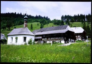Aeule: Schwarzwaldhäuser mit Kapelle