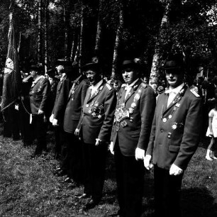 Schützen- und Volksfest: Veranstalter Heimatring und Ahrensburger Schützengilde: Schützengilde in Aufstellung: mit Schützenkönig und Wehrführer der Freiwilligen Feuerwehr Günther Paul