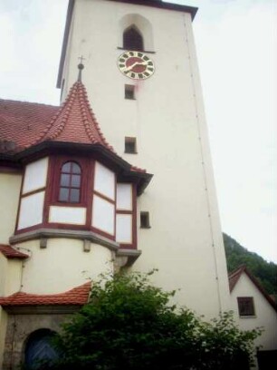 Kirchturm von Süden (Baubestand Frühgotisch-Grundriß querrechteckig - anschließendes Langhaus Neubau Jahr 1723) mit Treppenturm zu den Emporen