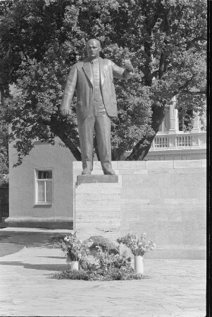 Thälmanndenkmal : Thälmanndenkmal. Bronze; Höhe 170 cm (Statue) (1958; W. Arnold). Weimar, Platz der 51.000