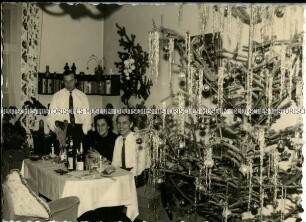 Fröhliche Gruppe am Weihnachtsbaum