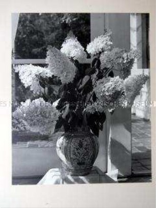 Keramikvase mit weißem Flieder - Auch im Kriege lassen wir uns die Freude an Blumen nicht nehmen