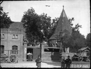 Blick auf die Fährstraße 12 - die alte Giebichensteiner Amtsschmiede, dahinter der Südostturm der Unterburg