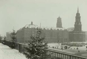 Kreuzkirche : Ansicht mit Wohn- und Geschäftshäusern, Rathausturm und Kreuzkirche (vom Wohn- und Geschäftshaus, Ernst-Thälmann-Straße/Ecke Schloßstraße)