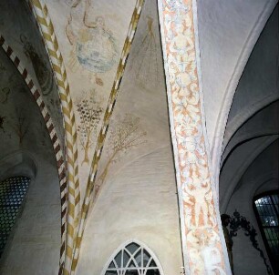 Wanddekoration mit stilisierten Kandelaber