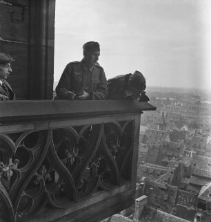 Zwischenstopp auf der Fotokampagne im besetzten Frankreich: Hellmut Hell (links) und Carl Albiker (rechts) schauen vom Turm des Straßburger Münsters auf die Stadt