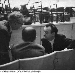 Aram Chatschaturjan mit Philharmonie; Serie beim Dirigieren, Harfenspielerin
