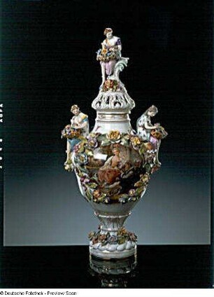 Deckelvase mit Figurengruppe und galanter Szene