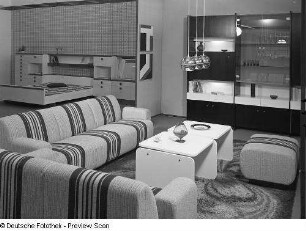 Anbauwand und Sitzgruppe mit Couchtisch : Leipziger Herbstmesse, 1974. Wohnzimmermöbel (1974; Möbelkombinat Halle (MKH)). Anbauwand und Sitzgruppe mit Couchtisch