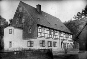 Steinert-Haus : Inschrift am Giebel: AM = Anton Mauersberger Strumpfstricker in Steinbach; 1904 = Jahr des Kaufes