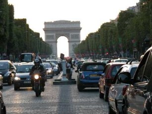 Champs Elysees und Arc de Triomphe, abends