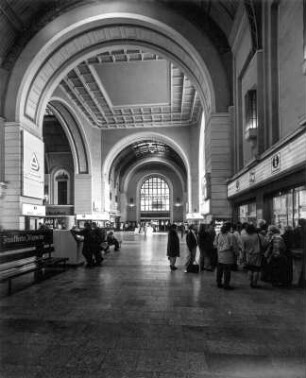 Hauptbahnhof (1893-1898; Ernst Giese, Paul Weidner). Empfangsgebäude, Schalterhalle. Blick in Richtung Wiener Platz (nach Südost) : Dresden-Altstadt, Am Hauptbahnhof 4. Hauptbahnhof (1893-1898; Ernst Giese, Paul Weidner). Empfangsgebäude, Schalterhalle. Blick in Richtung Wiener Platz (nach Südost)