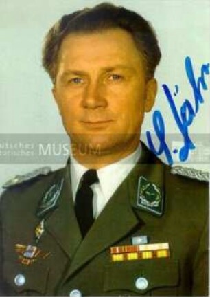 Handsignierte Postkarte von Sigmund Jähn (in NVA-Uniform)