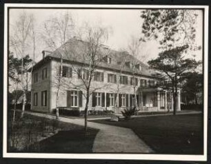 Landhaus Louis Ullstein, Berlin-Grunewald: Haupthaus, Gesamtansicht der Gartenseite
